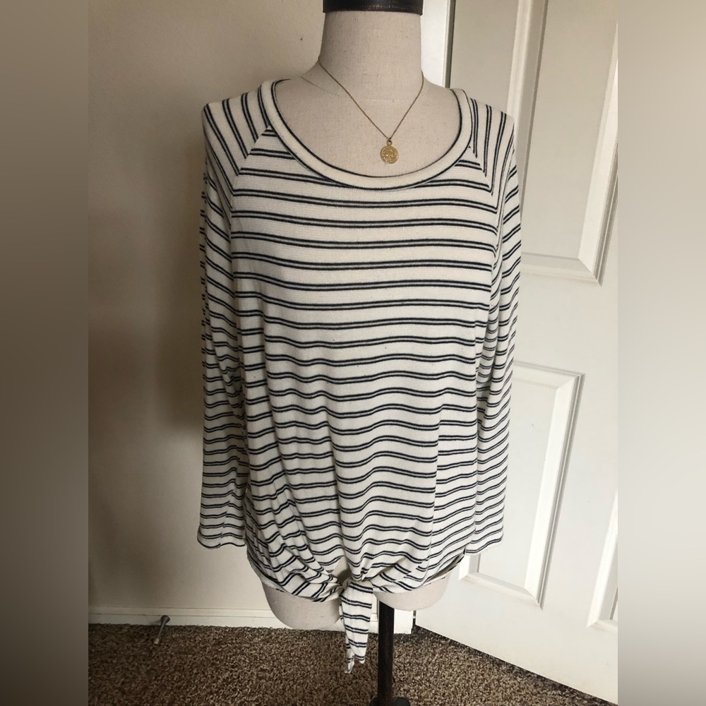 Cute cute cute classic striped stretchy pullover.
